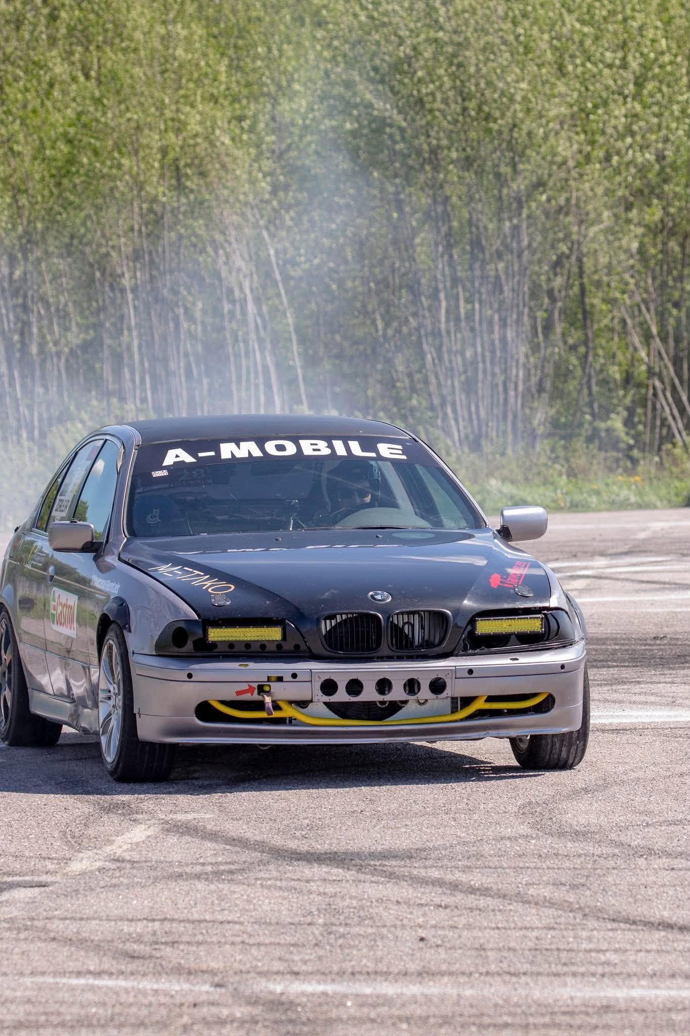 NoGrip 222 A-Mobile BMW drift-rajal suitsu sees