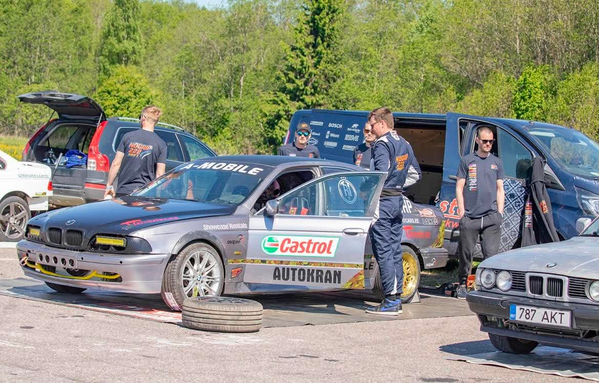 Meeskond boksis Castrol BMW kallal töötamas
