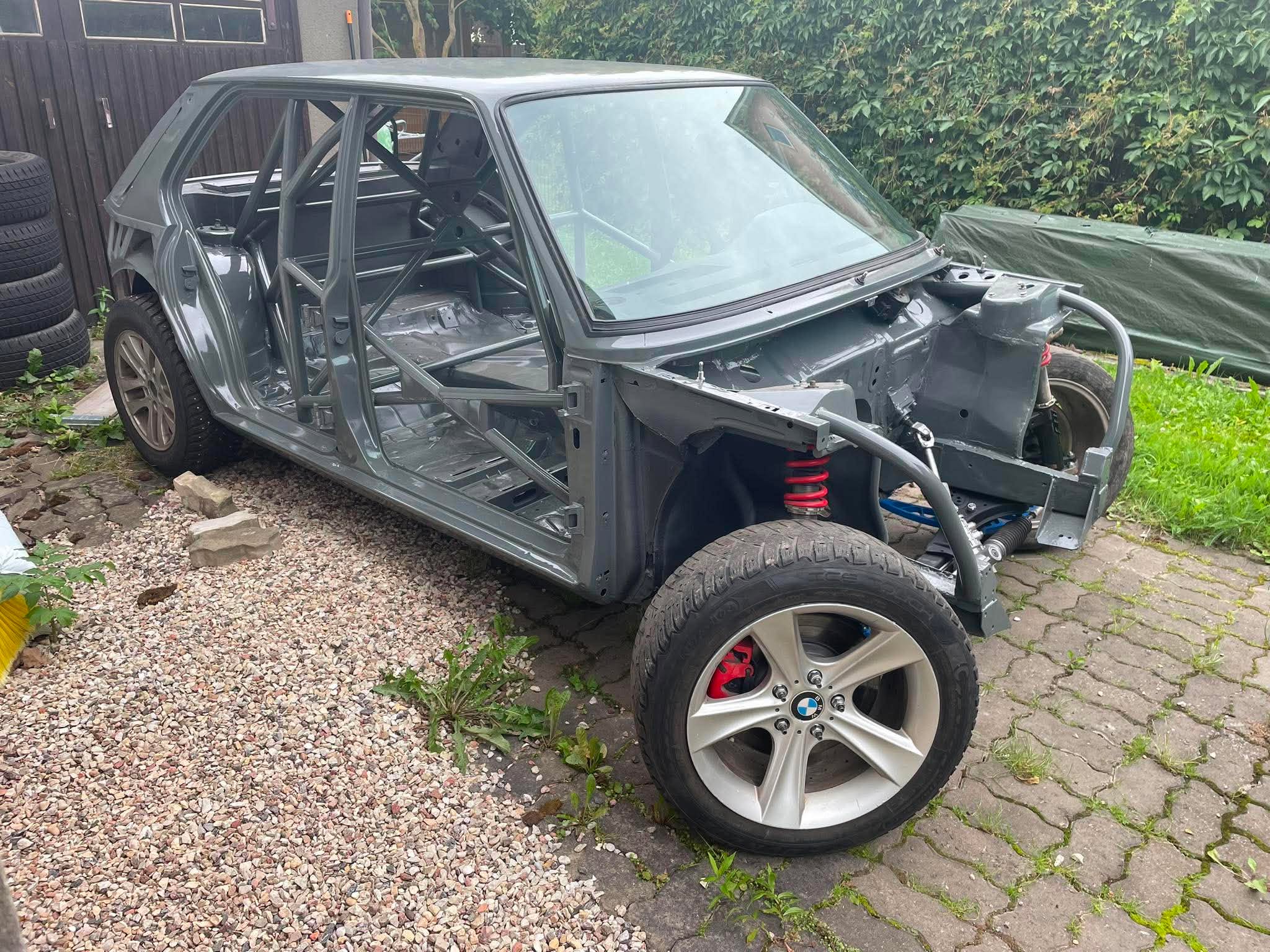 Tühi BMW kere turvapuuriga ehituse alguses
