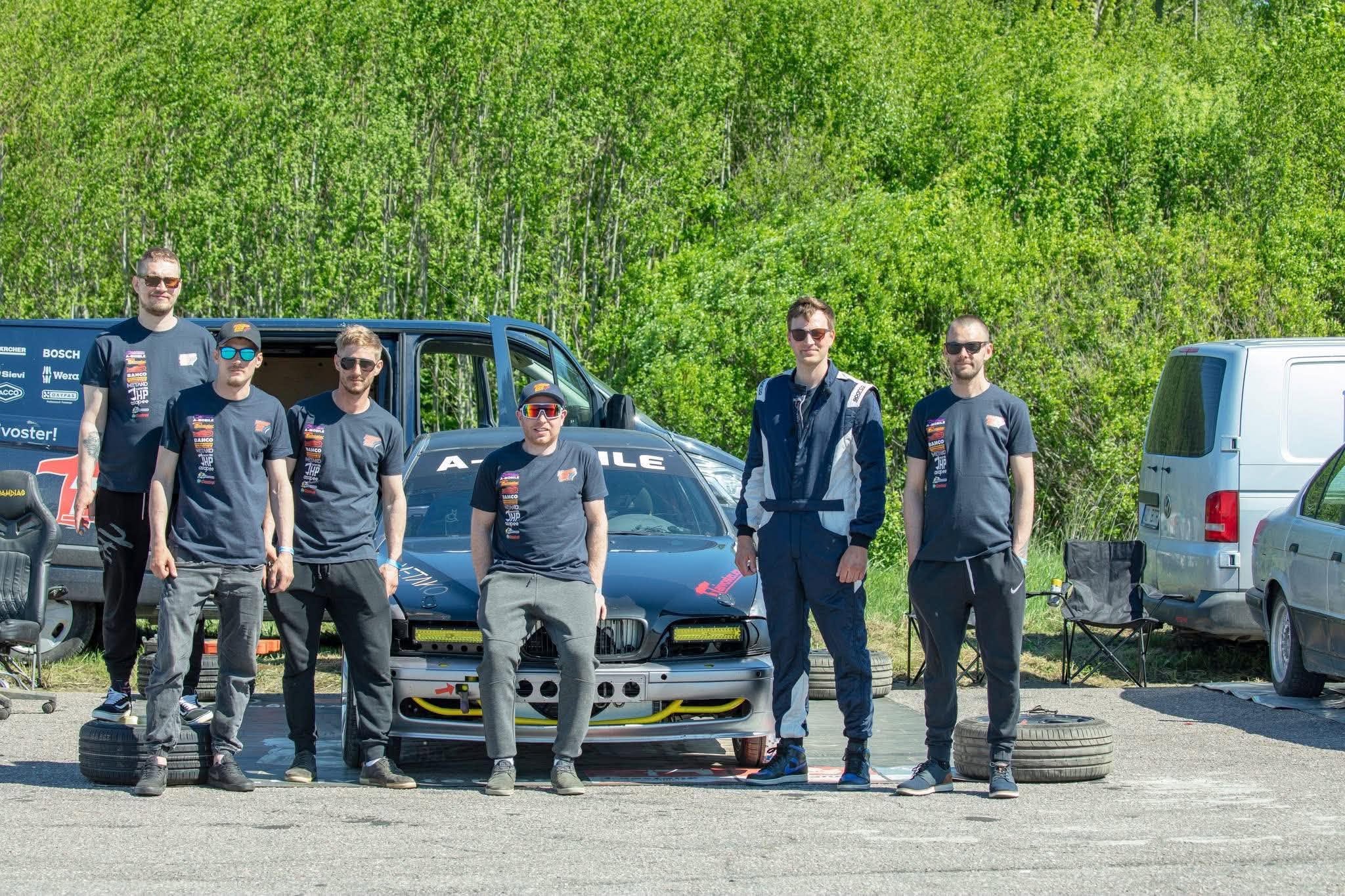 NoGrip 222 meeskond võistlusauto juures