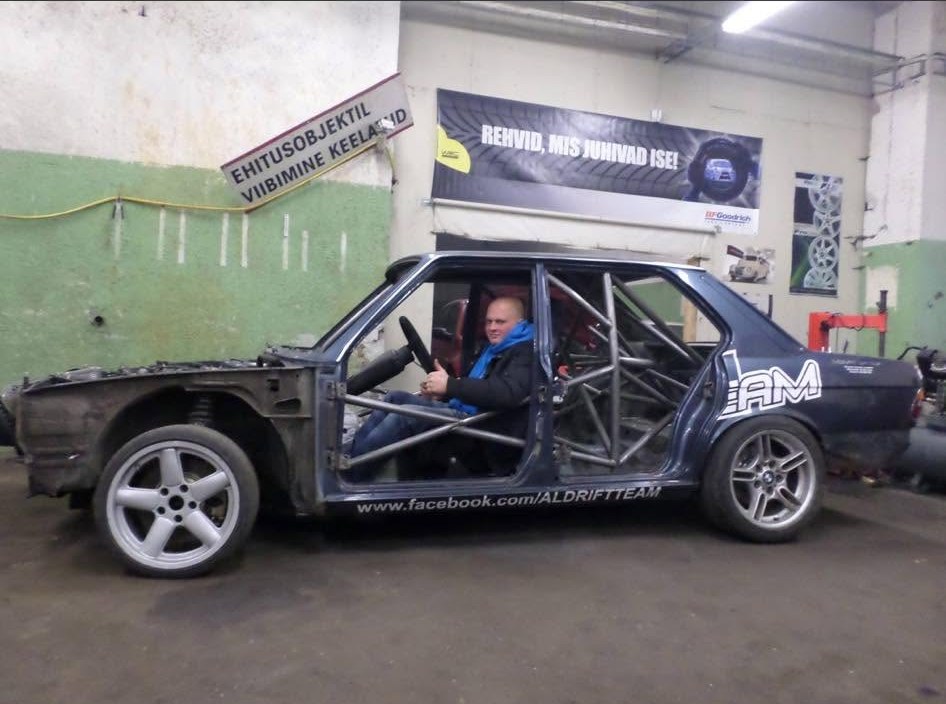 Sõitja turvapuuriga BMW-s töökojas
